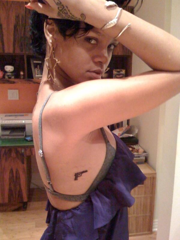 Rihanna has gotten a new tattoo umm it's a tiny gun on her ribcage